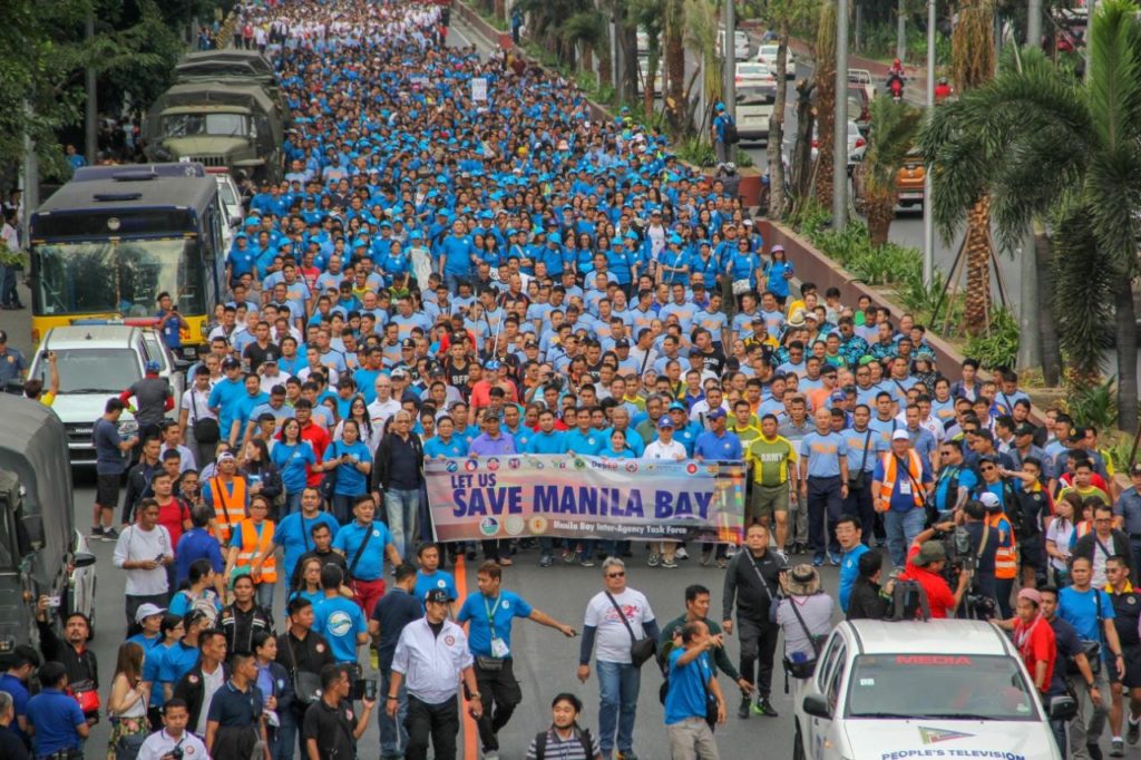 Volunteers and Government Agents gathered for the cleanup.